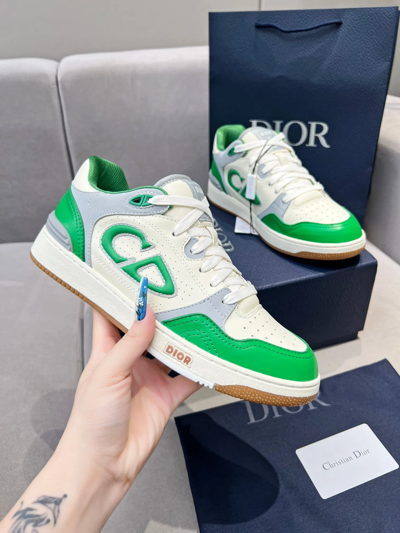 Men's Men's Shoes 💰600 Dior DiorB57 top version of low-top sneakers! ! ! Green with beige smooth first-layer cowhide, fully oiled edges, T men's shoes 💰U outsole.  The 2024 autumn men's wear series has made a wonderful debut, a new classic item launched by Dior. Crafted from smooth first-grain cow leather in vibrant green and beige, it's accented with tonal Oblique embossed labels on the sides. The distinctive laces of the same color match the color of the shoe body, and the opening and closing are decorated with various classic details on the tongue, sole and back side to enhance the style. The eyelet details, upper stitching and heel strip panels of the same color highlight the dynamic charm of its sports style. Exclusive two-color molded T men's shoes 💰U outsole is light, comfortable, non-slip and wear-resistant, the mesh lining and feet are customized with original colors, soft and breathable. Exquisite production technology highlights the grade, and can be matched with all kinds of clothing to create a refined look.